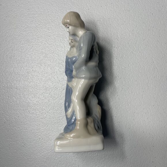Loving Couple Figurine Statue Boy and Girl Porcelain Romantic Marked D Letter - Picture 5 of 10